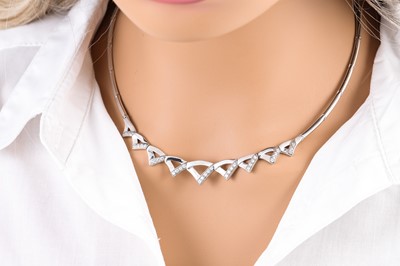 Lot 46 - A COLLAR NECKLACE, in white gold, V shaped...