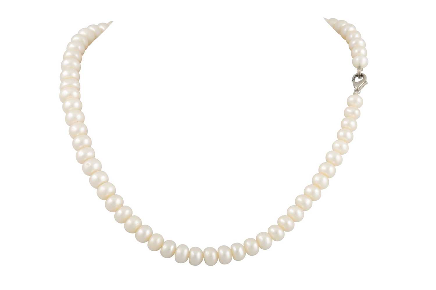 Lot 14 - A CULTURED PEARL NECKLACE, silver clasp,...