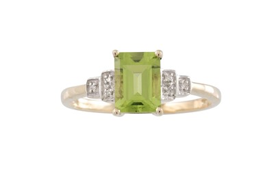 Lot 17 - A PERIDOT RING, to stepped diamond shoulders,...