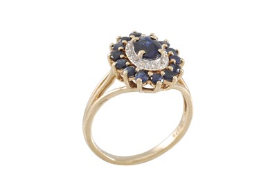 Lot 22 - A DIAMOND AND SAPPHIRE CLUSTER RING, of oval...