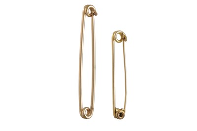 Lot 28 - TWO GOLD BAR BROOCHES, modelled as safety pins