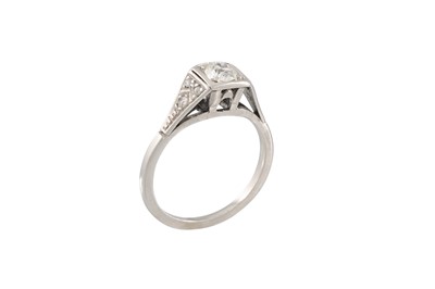 Lot 29 - AN ANTIQUE DIAMOND SOLITAIRE RING, the old cut...