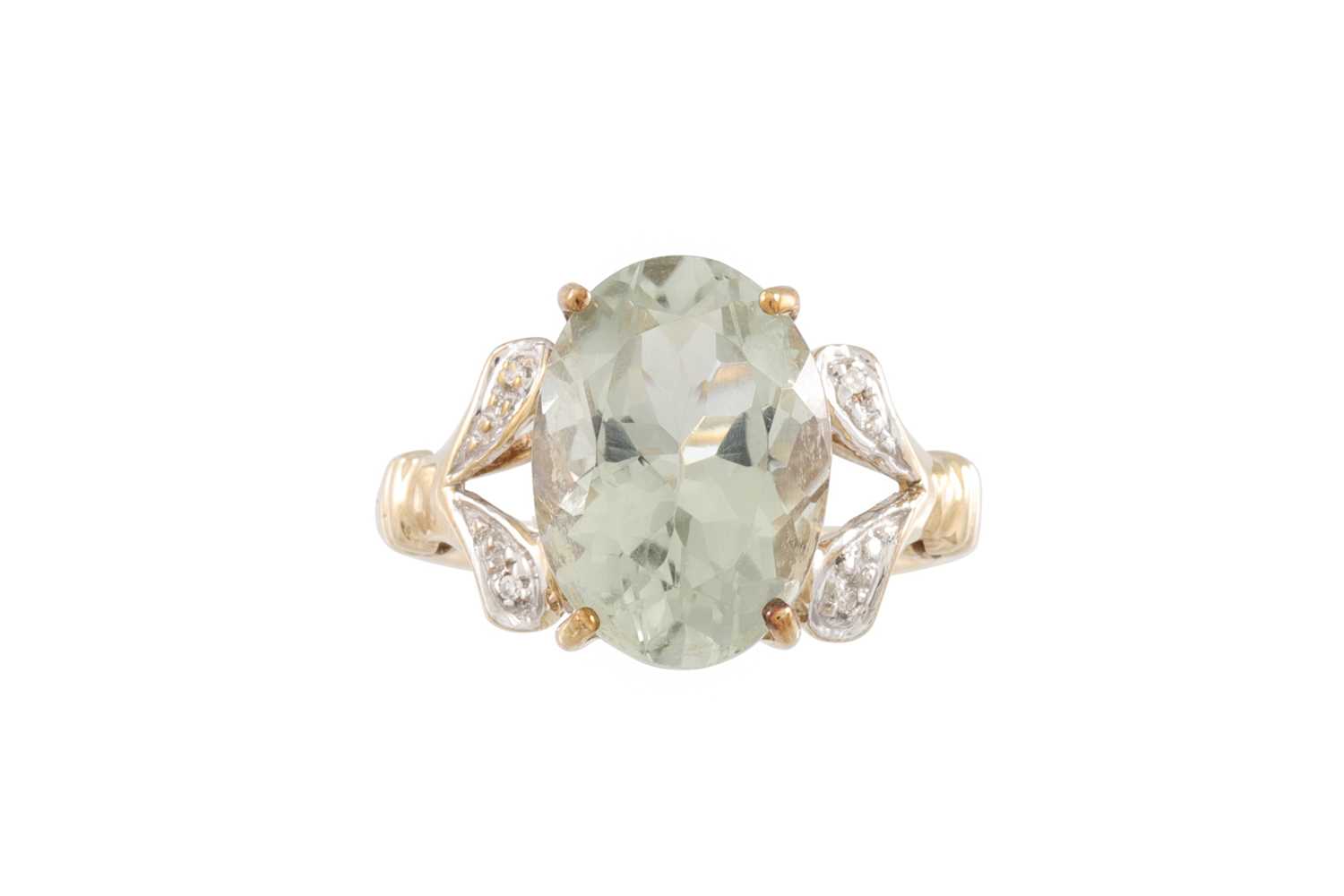 Lot 34 - A BLUE QUARTZ RING, mounted in 9ct gold: Size:...