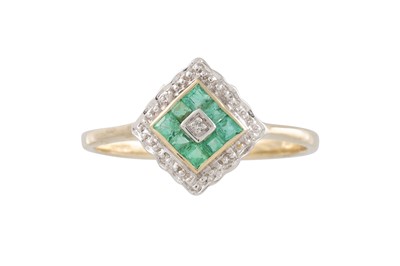 Lot 37 - A DIAMOND AND EMERALD CLUSTER RING, of square...