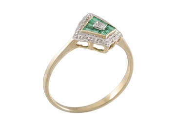 Lot 37 - A DIAMOND AND EMERALD CLUSTER RING, of square...