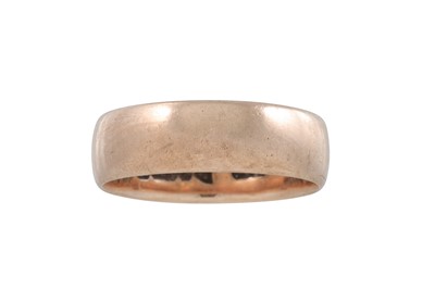Lot 52 - A RED GOLD ANTIQUE WEDDING BAND, Chester 1917....