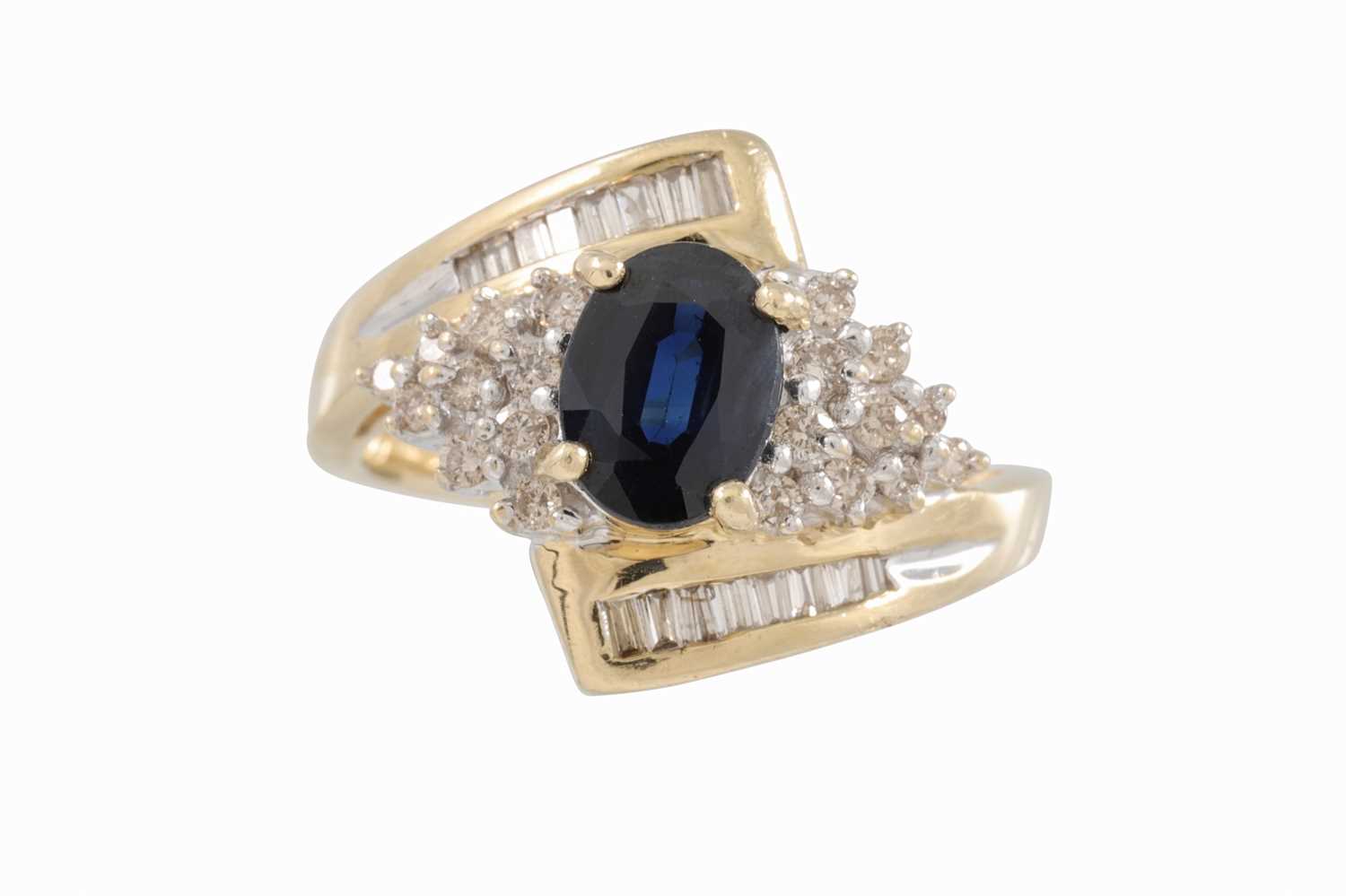 Lot 53 - A DIAMOND AND SAPPHIRE RING, of crossover...