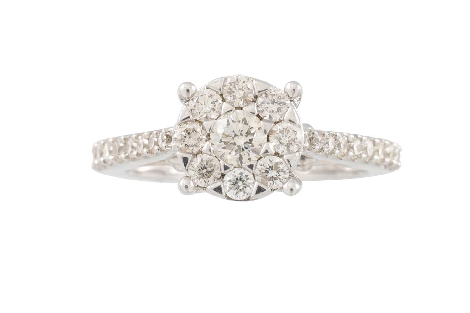 Lot 58 - A DIAMOND CLUSTER RING, set with briliant cut...
