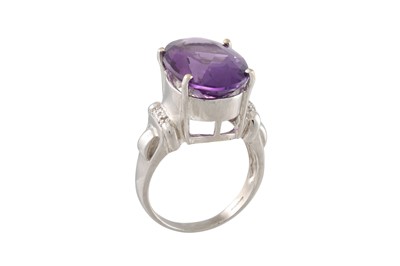 Lot 70 - A LARGE AMETHYST RING TO DIAMOND SHOULDERS,...