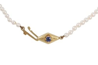 Lot 73 - A CULTURED PEARL NECKLACE, to an 18ct sapphire...