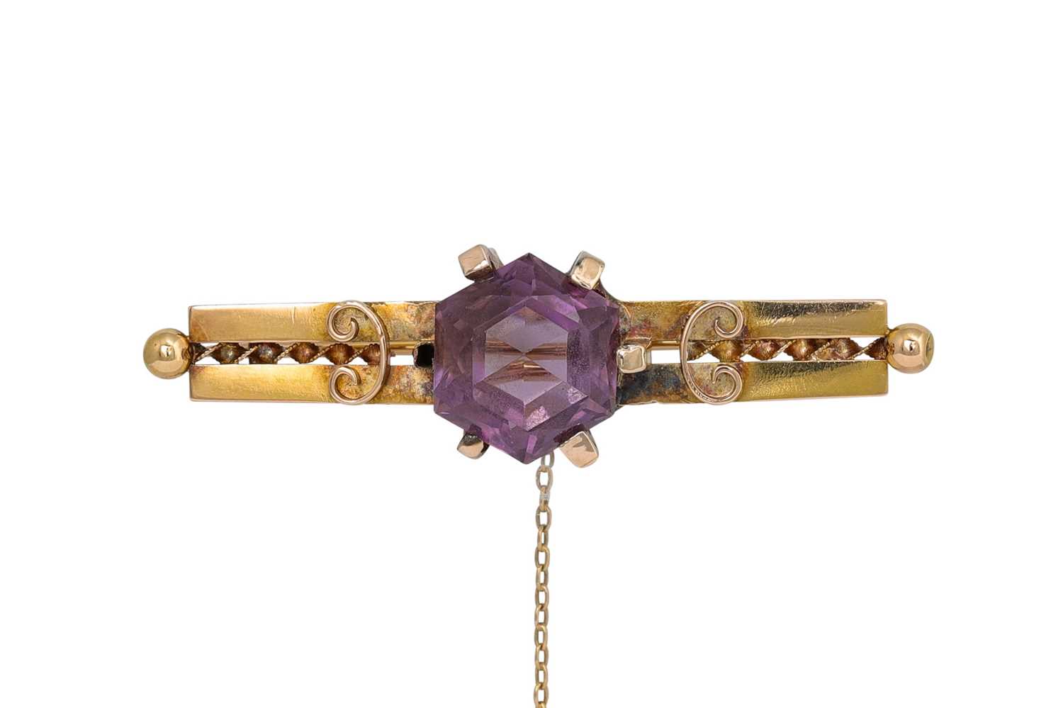 Lot 14 - AN ANTIQUE AMETHYST BAR BROOCH, mounted in gold.