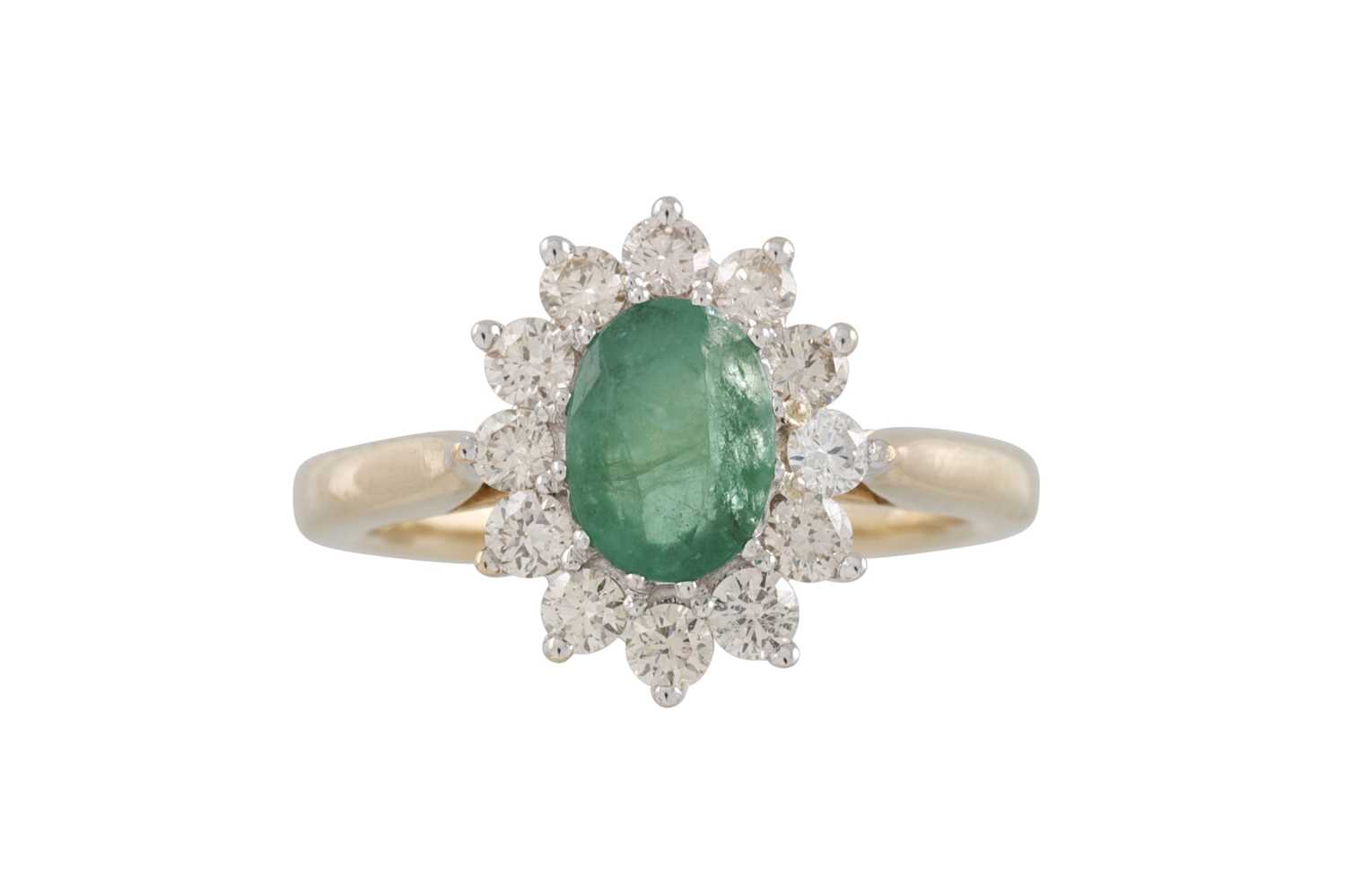 Lot 88 - A DIAMOND AND EMERALD CLUSTER RING, the oval...
