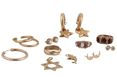 Lot 375 - A COLLECTION OF 9CT GOLD ITEMS, rings,...