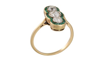 Lot 371 - AN EARLY 20TH CENTURY DIAMOND AND EMERALD...