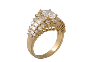 Lot 372 - A DIAMOND CLUSTER RING, the central oval stone...