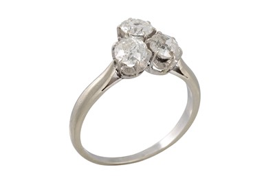 Lot 353 - A VINTAGE DIAMOND THREE STONE CLUSTER RING,...