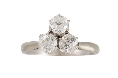 Lot 353 - A VINTAGE DIAMOND THREE STONE CLUSTER RING,...