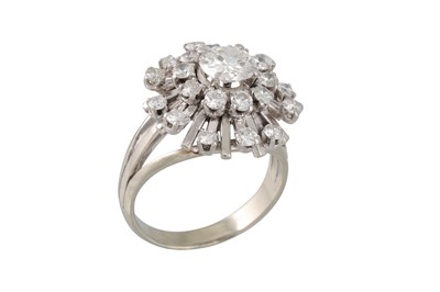Lot 356 - A DIAMOND CLUSTER RING, set with brilliant cut...
