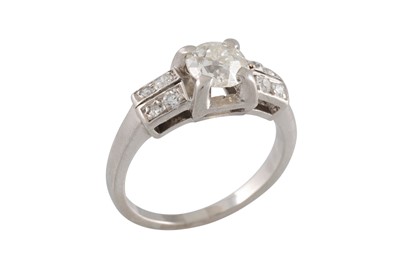 Lot 377 - A VINTAGE DIAMOND SOLITAIRE RING, stepped...