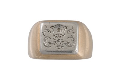 Lot 395 - A GENT'S ANTIQUE SIGNET RING, mounted in gold...