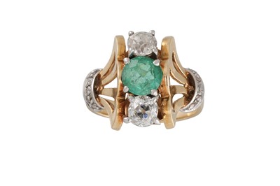 Lot 399 - AN EARLY 20TH CENTURY EMERALD AND DIAMOND RING,...