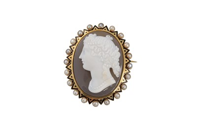 Lot 403 - AN ANTIQUE BROOCH, set with carved agate,...