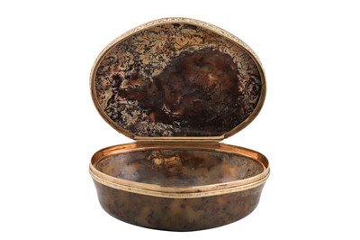 Lot 406 - AN ANTIQUE AGATE BOX, to a gold lid fitting...