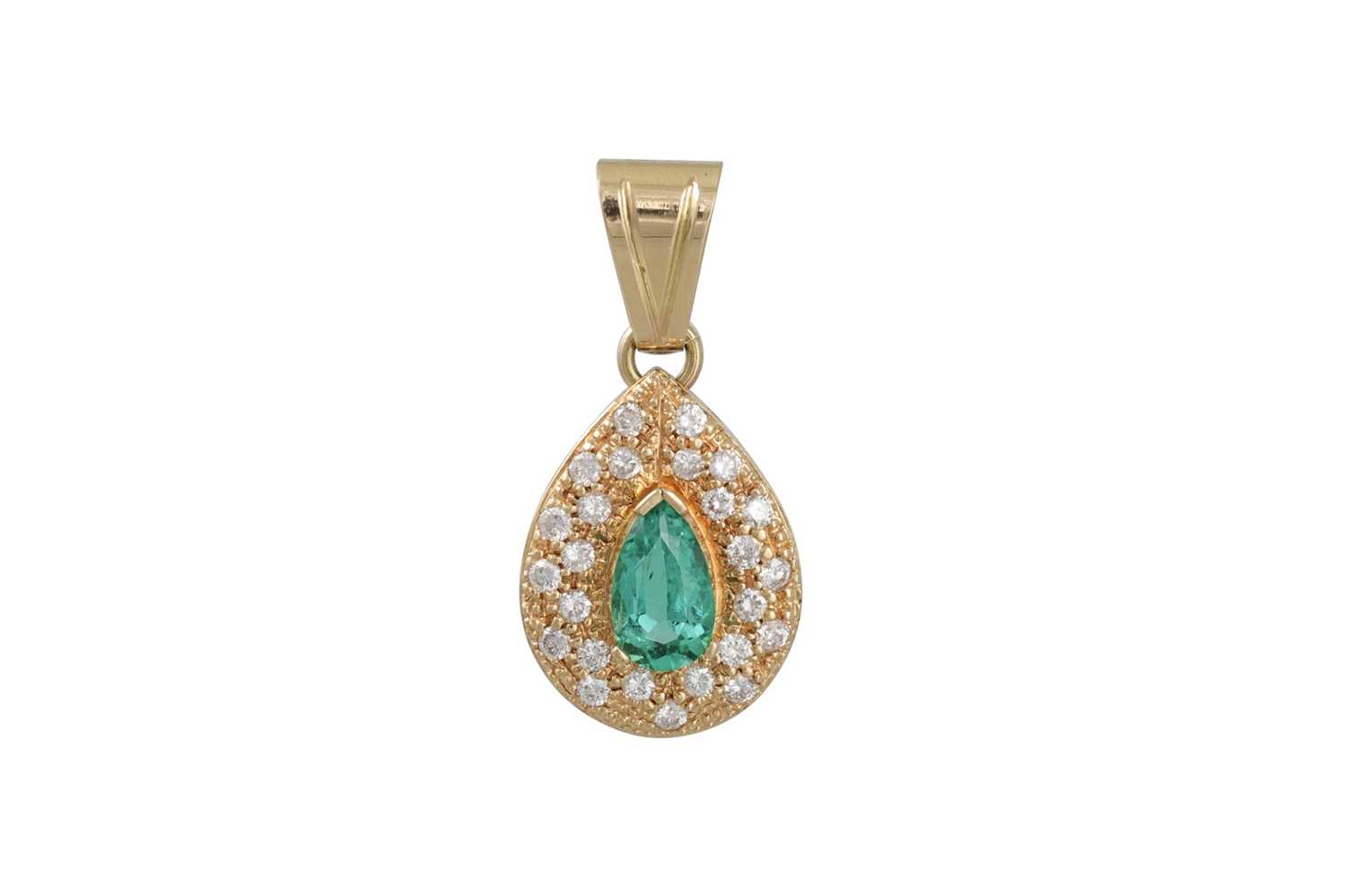 Lot 131 - A DIAMOND AND EMERALD CLUSTER PENDANT, the...