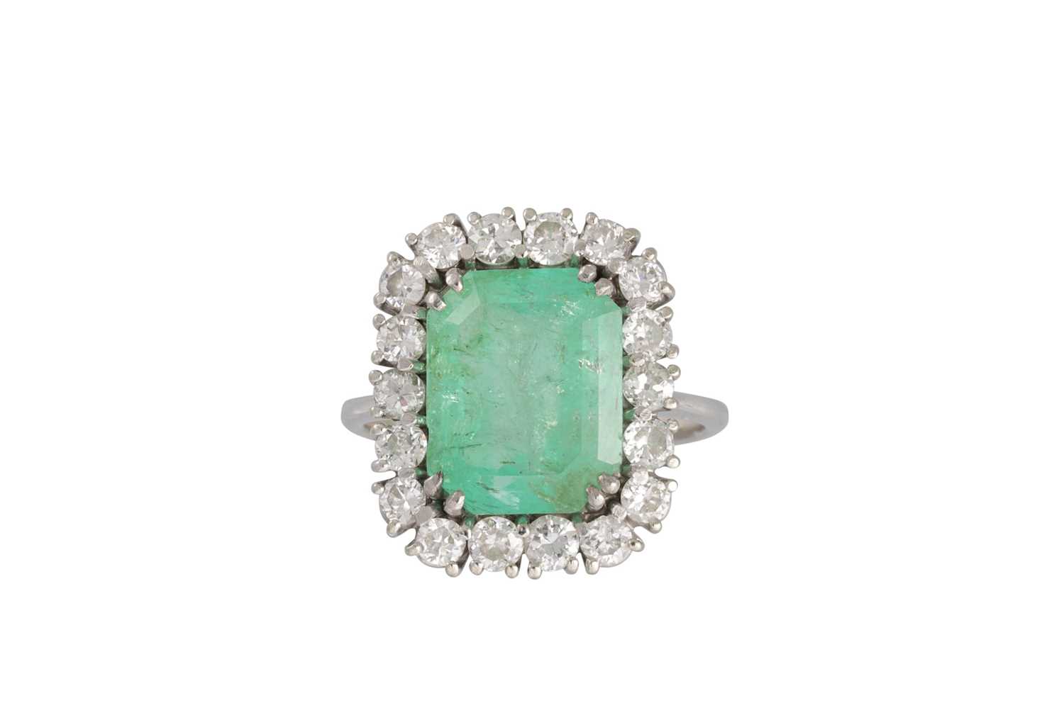 Lot 136 - AN EMERALD AND DIAMOND CLUSTER RING, the...