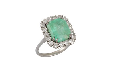 Lot 136 - AN EMERALD AND DIAMOND CLUSTER RING, the...