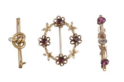 Lot 410 - A COLLECION OF THREE 9CT GOLD BROOCHES, 6.5 g