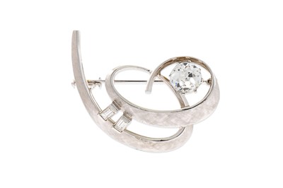 Lot 208 - A 14CT WHITE GOLD STONE SET BROOCH, textured...