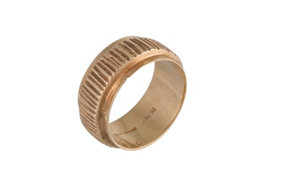 Lot 166 - A 9CT GOLD RING BY MARIKA MURNAGHAN, textured...