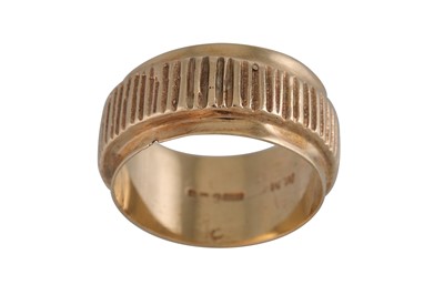 Lot 166 - A 9CT GOLD RING BY MARIKA MURNAGHAN, textured...