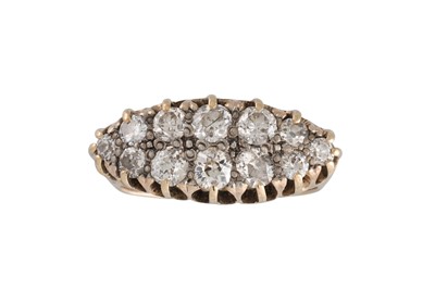 Lot 336 - AN ANTIQUE DIAMOND CLUSTER RING, set with...