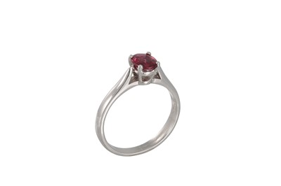 Lot 289 - A RUBY SOLITAIRE RING, the oval ruby mounted...