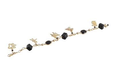 Lot 290 - AN ONYX AND GOLD BRACELET, the circular and...