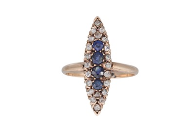 Lot 260 - AN ANTIQUE DIAMOND AND SAPPHIRE CLUSTER RING,...