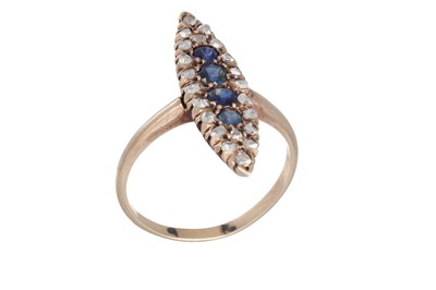 Lot 260 - AN ANTIQUE DIAMOND AND SAPPHIRE CLUSTER RING,...