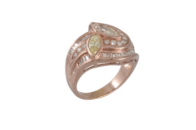 Lot 252 - A DIAMOND CLUSTER RING, the two yellow...
