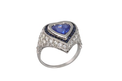 Lot 387 - A SAPPHIRE AND DIAMOND CLUSTER RING, the heart...