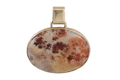 Lot 309 - AN OVAL AGATE PENDANT, mounted in 14ct gold, 1"...