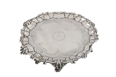 Lot 499 - AN 18TH CENTURY CONTINENTAL SILVER SHAPED...