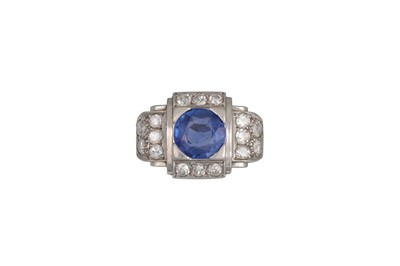 Lot 85 - AN EARLY 20TH CENTURY SAPPHIRE AND DIAMOND...