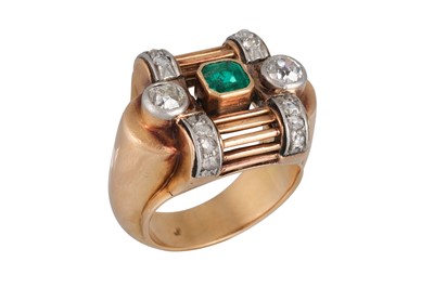 Lot 86 - AN EARLY 20TH CENTURY DIAMOND AND EMERALD RING,...