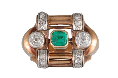 Lot 86 - AN EARLY 20TH CENTURY DIAMOND AND EMERALD RING,...