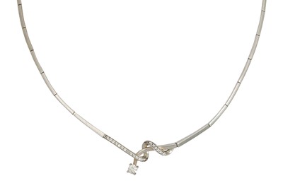 Lot 123 - A 9CT WHITE GOLD NECKLACE, set with white...