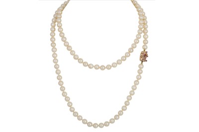 Lot 130 - A VINTAGE CULTURED PEARL NECKLACE, with ruby...