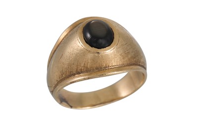 Lot 133 - A GOLD STONE SET RING, size: P