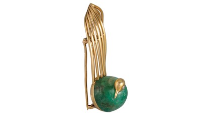 Lot 116 - A VINTAGE EMERALD BIRD BROOCH BY CHAUMET, the...